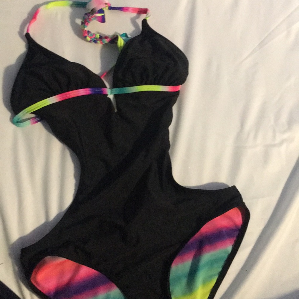 Bathing suit never worn . Size M(7-9)
